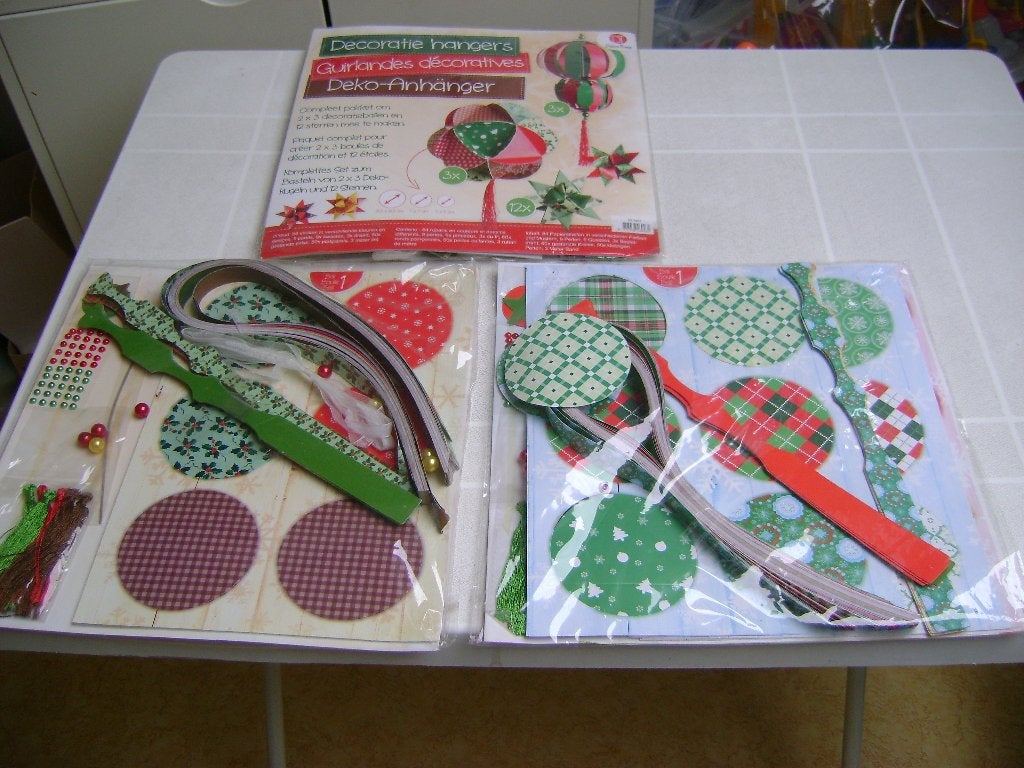 nieuw in verpakking deco hangers 9kerstballen en 36 sterren, Nieuw, Ophalen of Verzenden, Papier of Karton, Knutselwerk