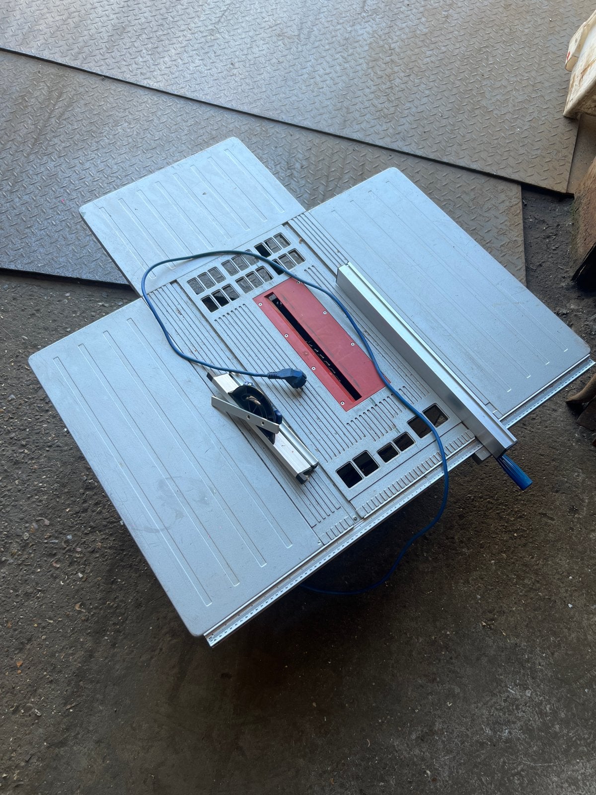 Ferm FZT-250E Tafelzaag - 95x95x30cm, Doe-het-zelf en Verbouw, Ophalen, Gebruikt, Cirkelzaag, 600 tot 1200 watt