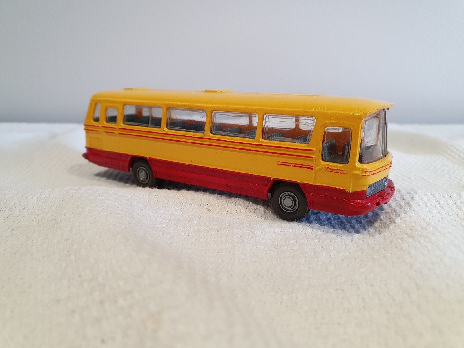 Wiking Mercedes-Benz O302 Geel/Rood 1:87, Hobby en Vrije tijd, Modelauto's | 1:87, Ophalen of Verzenden, Gebruikt, Bus of Vrachtwagen
