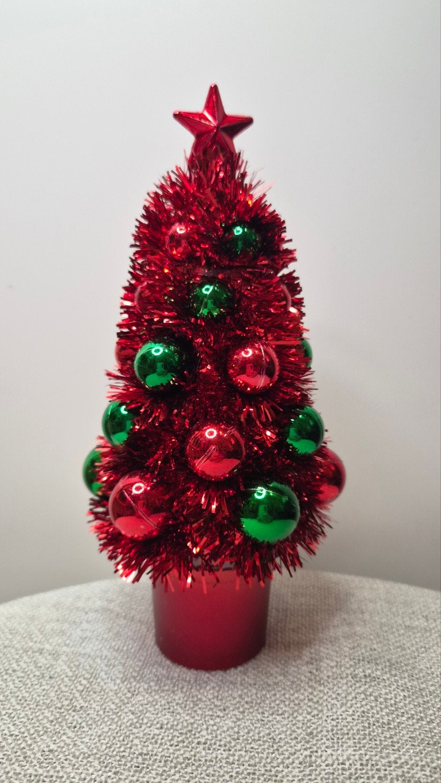 Schattig Mini Tinsel Kerstboompje met Kerstballen & Piek (20, Ophalen of Verzenden