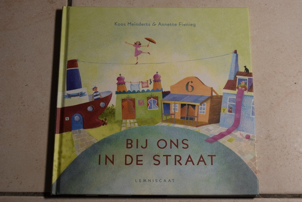 Bij ons in de straat / Koos Meinderts & Annette Fienieg, Ophalen of Verzenden, Zo goed als nieuw, Fictie algemeen