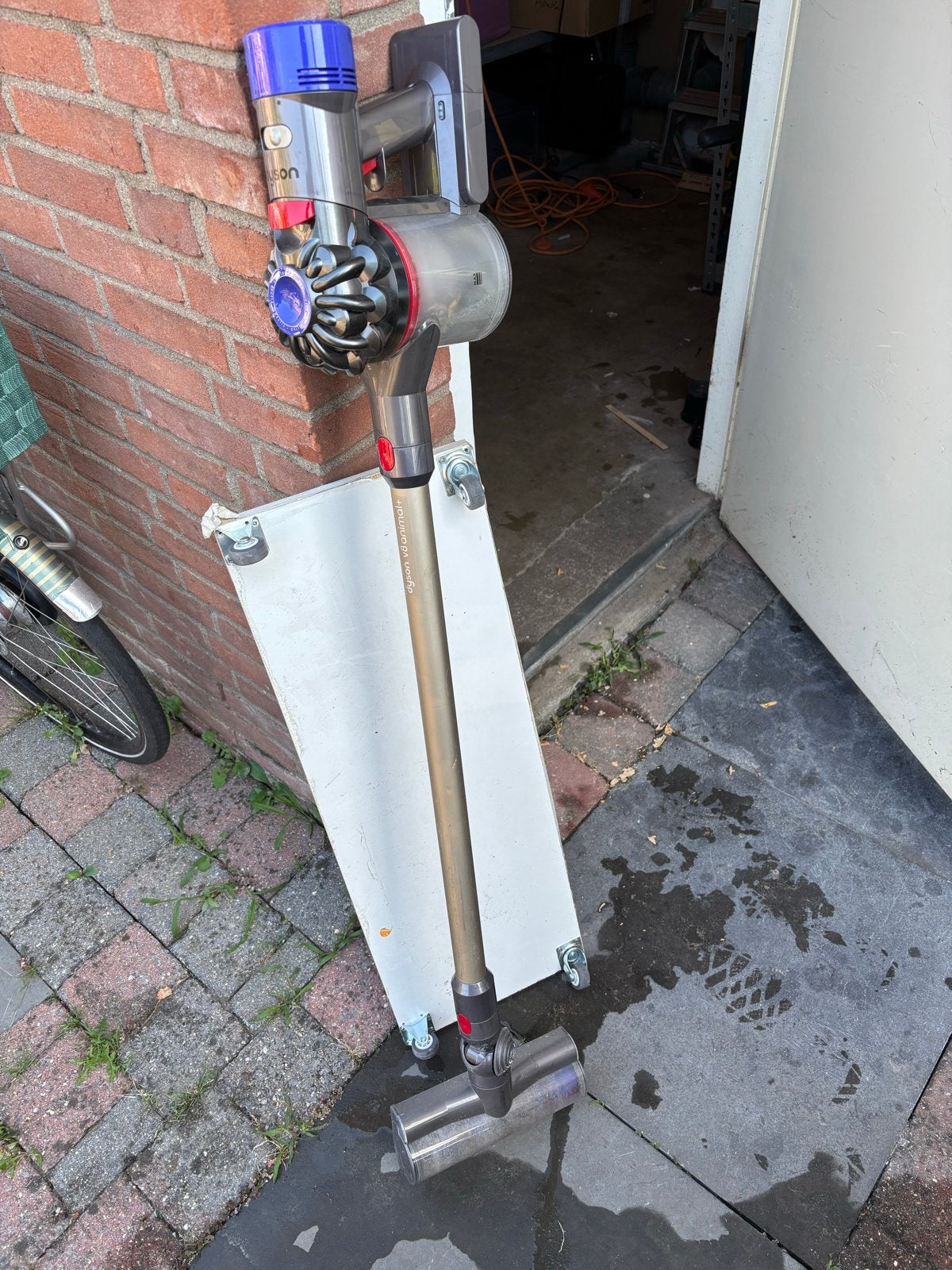 Dyson V8 Animal+ steelstofzuiger (defect, zonder oplader), Witgoed en Apparatuur, Stofzuigers, Dyson, Niet werkend, Reservoir