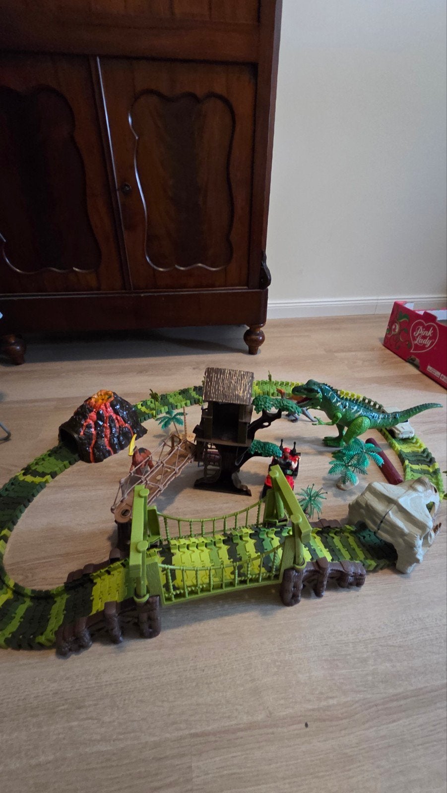Dinobaan met lichtgevende vulkaan en auto + 4 dino's, Ophalen, Gebruikt, Jongen of Meisje