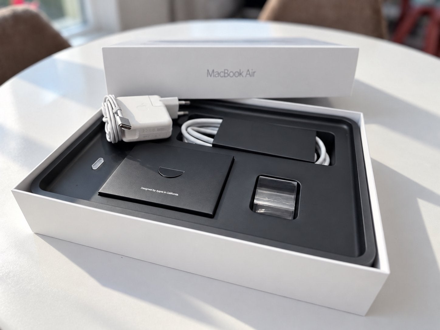 Foto 12 van MacBook Air 13 inch met originele oplader en doos