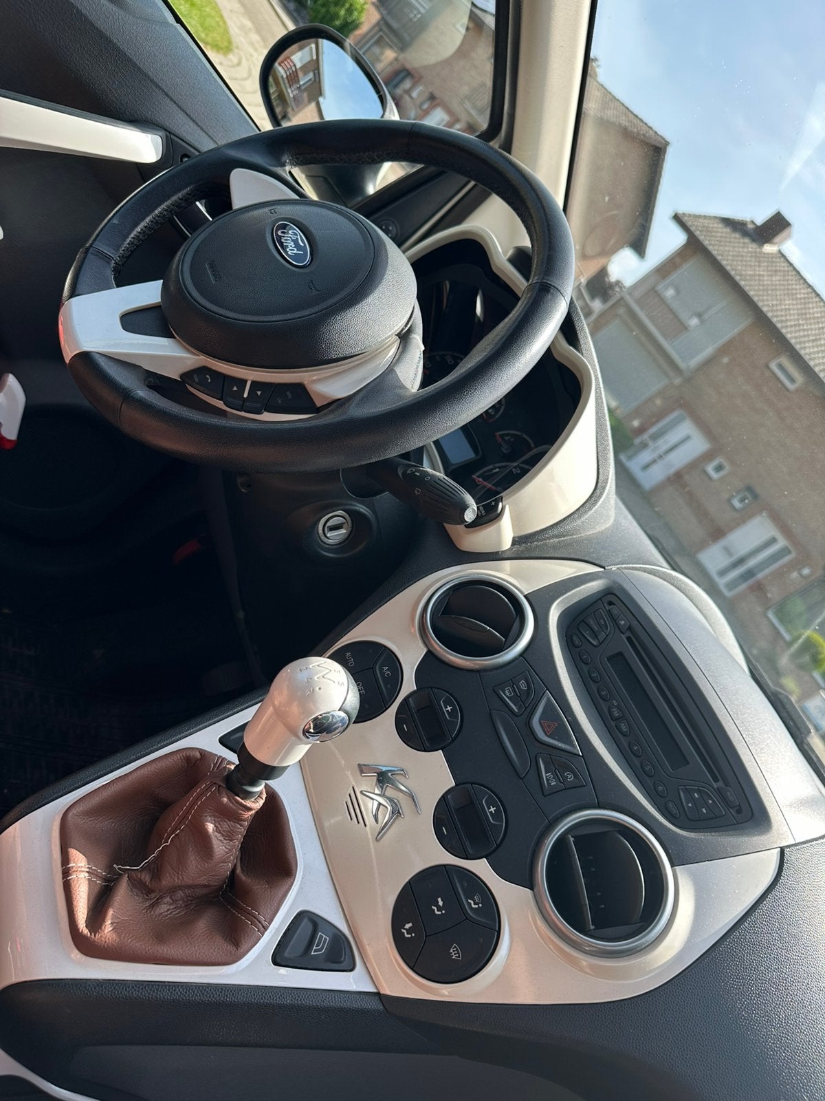 Ford Ka PANORAMADAK/TITANIUM/LEER/STOELVERW/VOORRUITVERW., Auto's, Voorwielaandrijving, 1242 cc, 4 cilinders, 4 stoelen