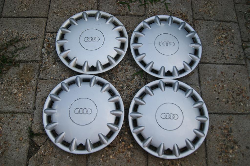 Set van 4 originele wieldoppen Audi A4 15 inch, Auto diversen, Wieldoppen, Ophalen of Verzenden, Gebruikt