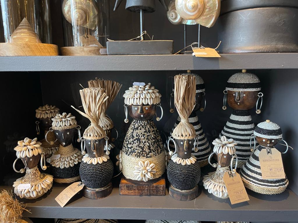 Decoratieve Afrikaanse Beeldjes met Schelpen en Kralen, Ophalen of Verzenden