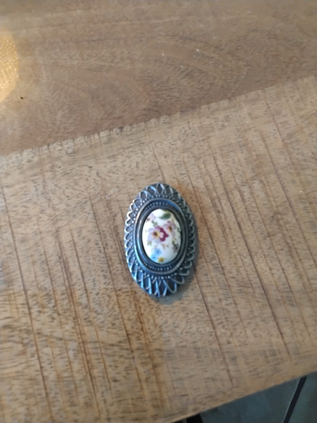 Vintage Tinnen Broche met Porseleinen Bloem Medaillon, Sieraden, Tassen en Uiterlijk, Overige materialen, 4 tot 7 cm, Gebruikt