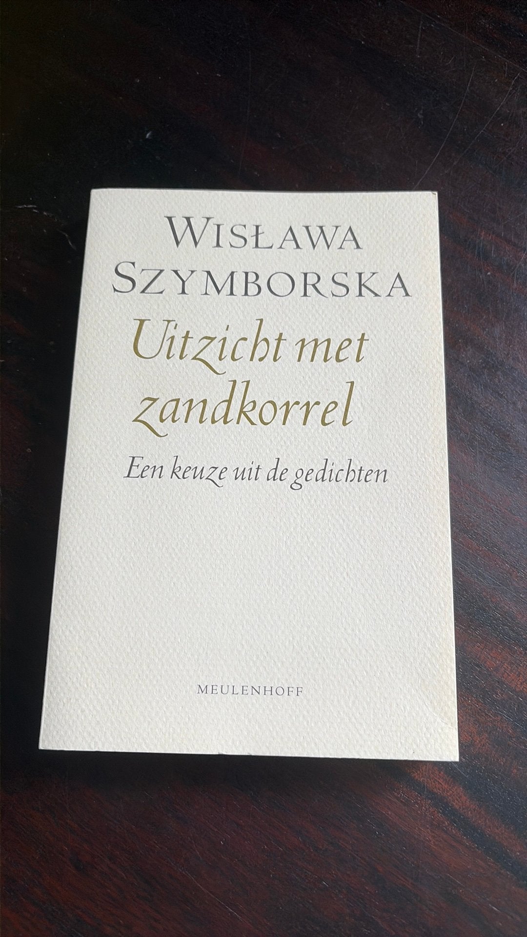 Uitzicht met zandkorrel - Wislawa Szymborska, Boeken, Ophalen of Verzenden, Gelezen, Eén auteur