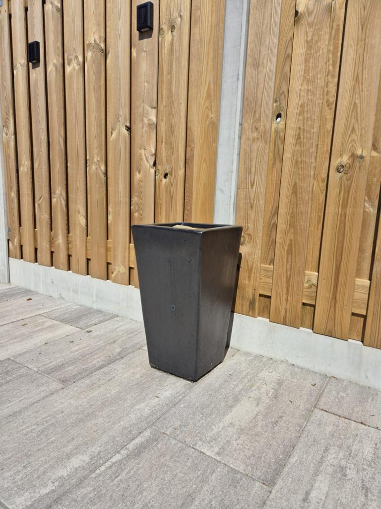 Stijlvolle donkergrijze bloempot voor buiten, Tuin en Terras, Bloembakken en Plantenbakken, Ophalen, Gebruikt, Minder dan 60 cm
