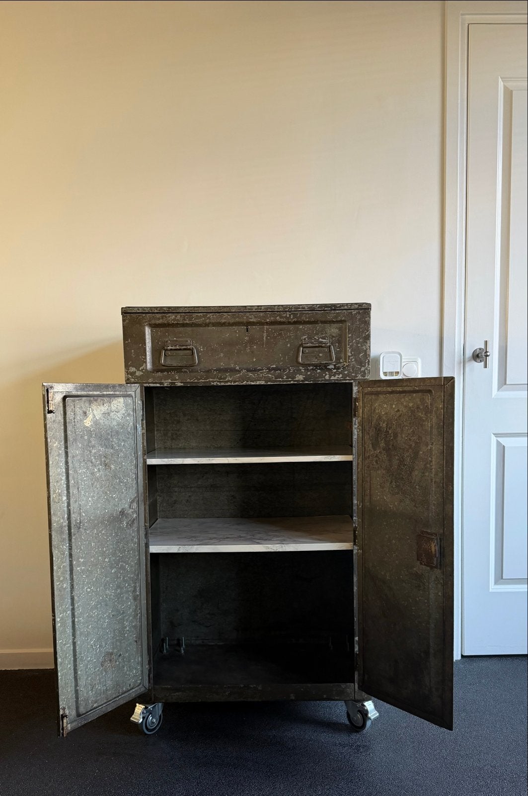 Vintage metalen kast op wielen met lade, Ophalen