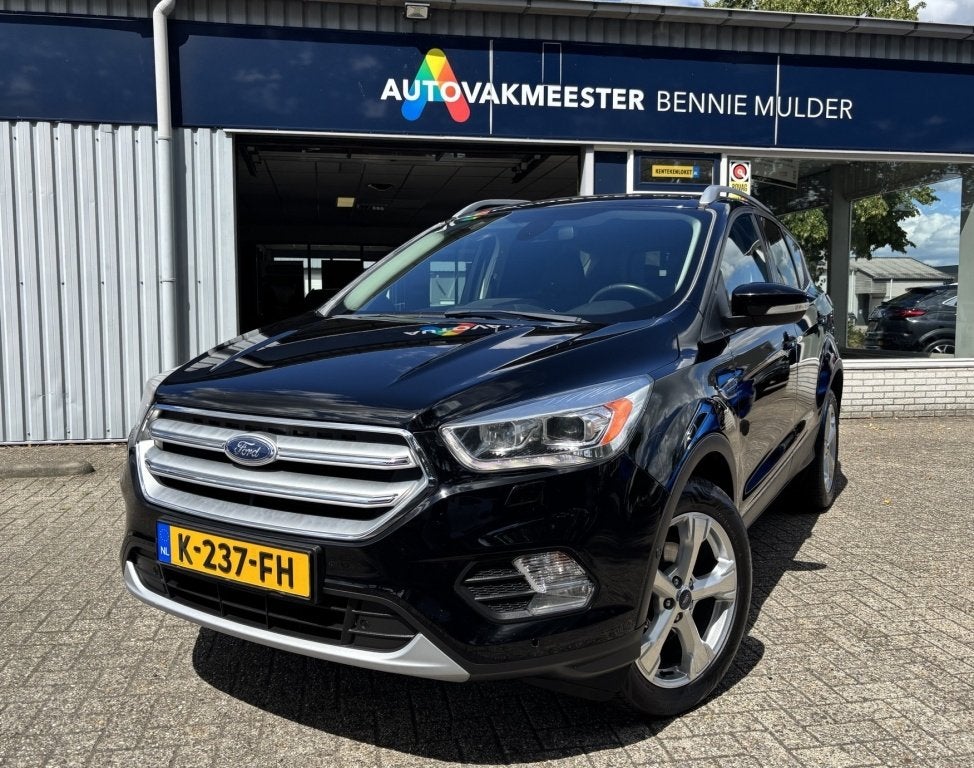 Ford Kuga 1.5 EcoBoost Titanium CAMERA / TREKHAAK / WINTER P, 1479 kg, 4 cilinders, Leder en Stof, Zwart