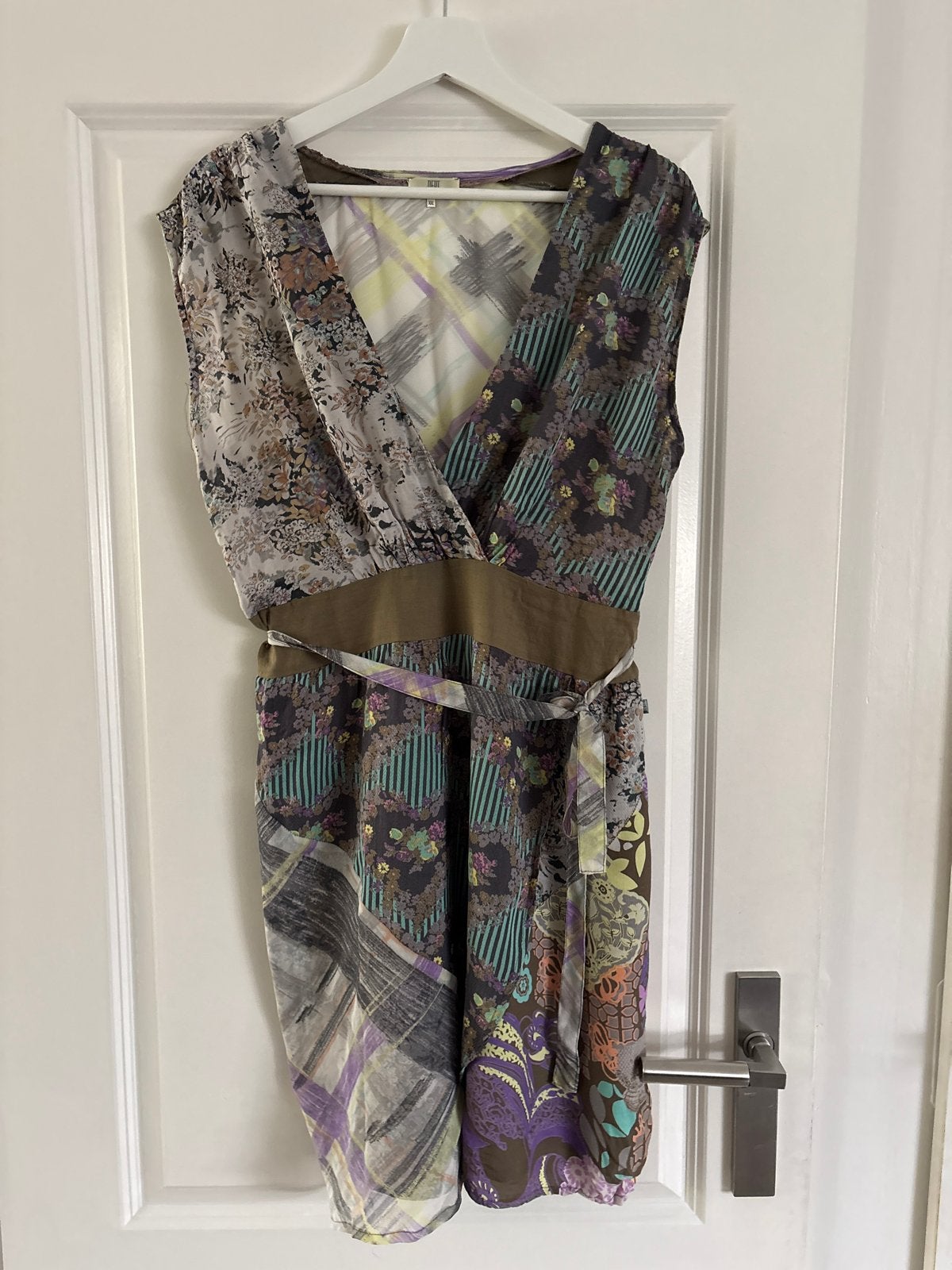 Dept Jurk met print en strikdetail, Kleding | Dames, Ophalen of Verzenden, Zo goed als nieuw, Meerkleurig, Boven de knie