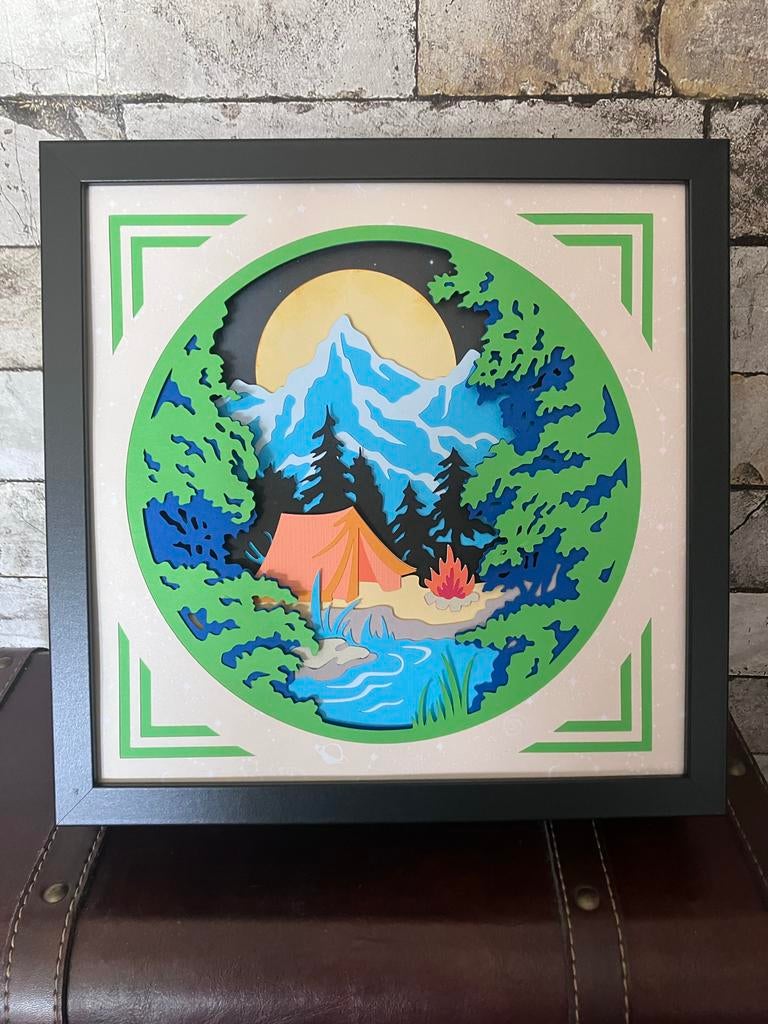 Schaduwbox met verlichting - Camping in de bergen 25x25cm, Hout, Meerkleurig, Ophalen of Verzenden, Landelijk