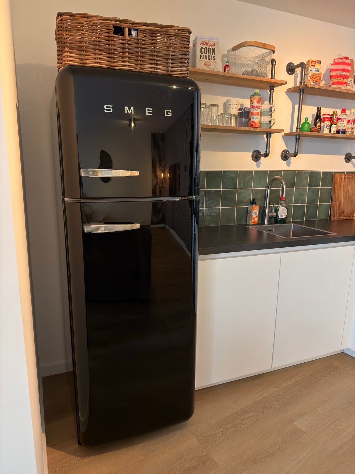Smeg FAB30R Zwarte Koelkast met Vriesvak - Retro Stijl 2023, 200 liter of meer, Zo goed als nieuw, 45 tot 60 cm, Met vriesvak