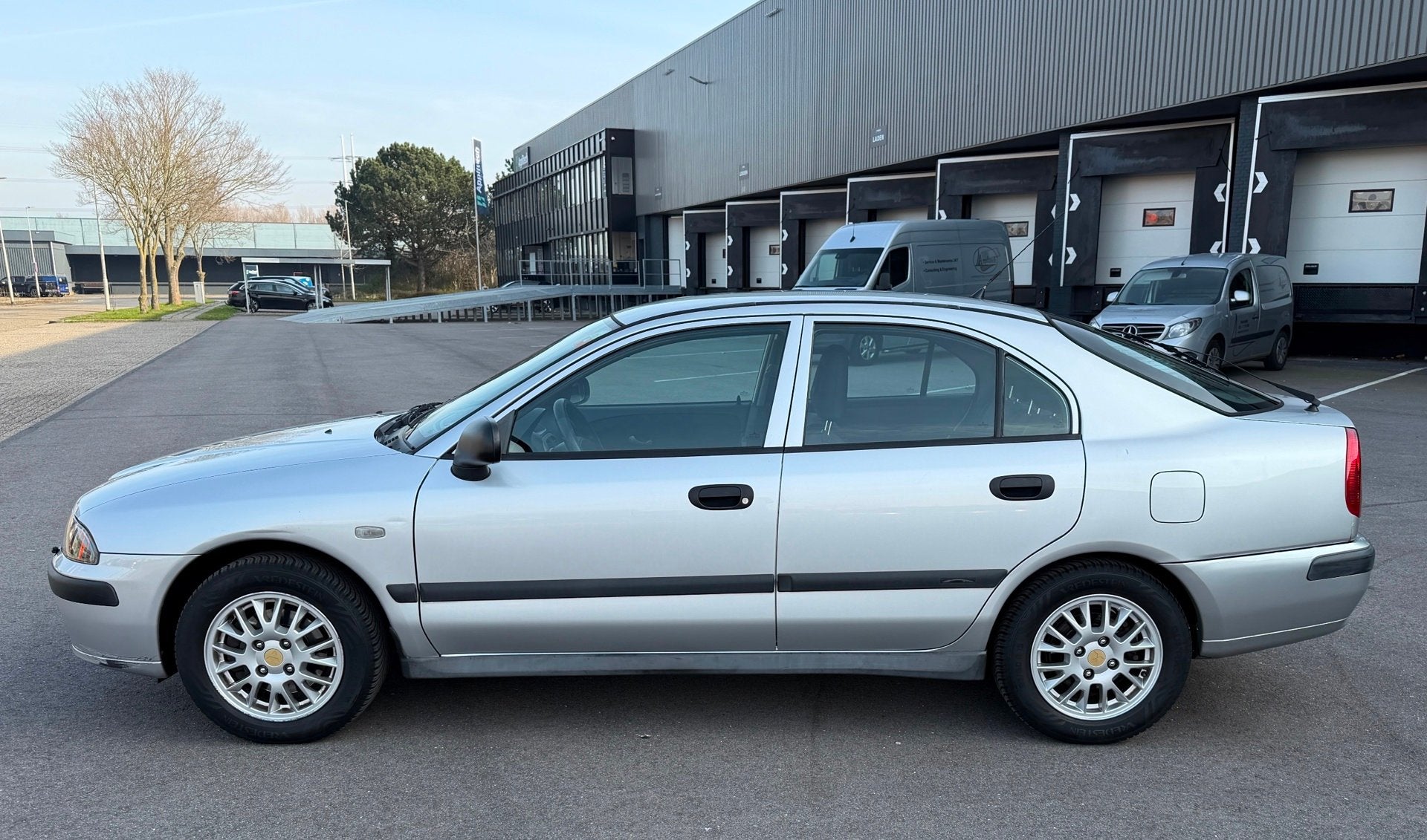 Mitsubishi Carisma 1.6 Shogun AUTOMAAT/ELKPAKKET/APK-24-1-20, Auto's, Mitsubishi, Stof, Gebruikt, Zwart, 4 cilinders