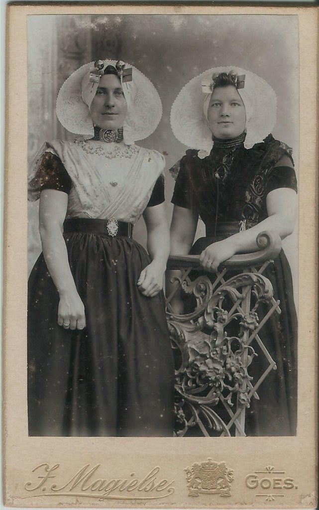 CDV klederdracht Zuid-Beveland protestant zussen? ca. 1910, Gebruikt, Foto, Klederdracht, Ophalen of Verzenden