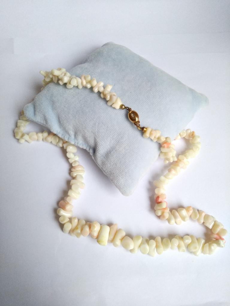 KETTING 58 cm, met witte Koraal en gouden SLOT met  Diamant, Gebruikt, Wit, Ophalen of Verzenden, Met edelsteen
