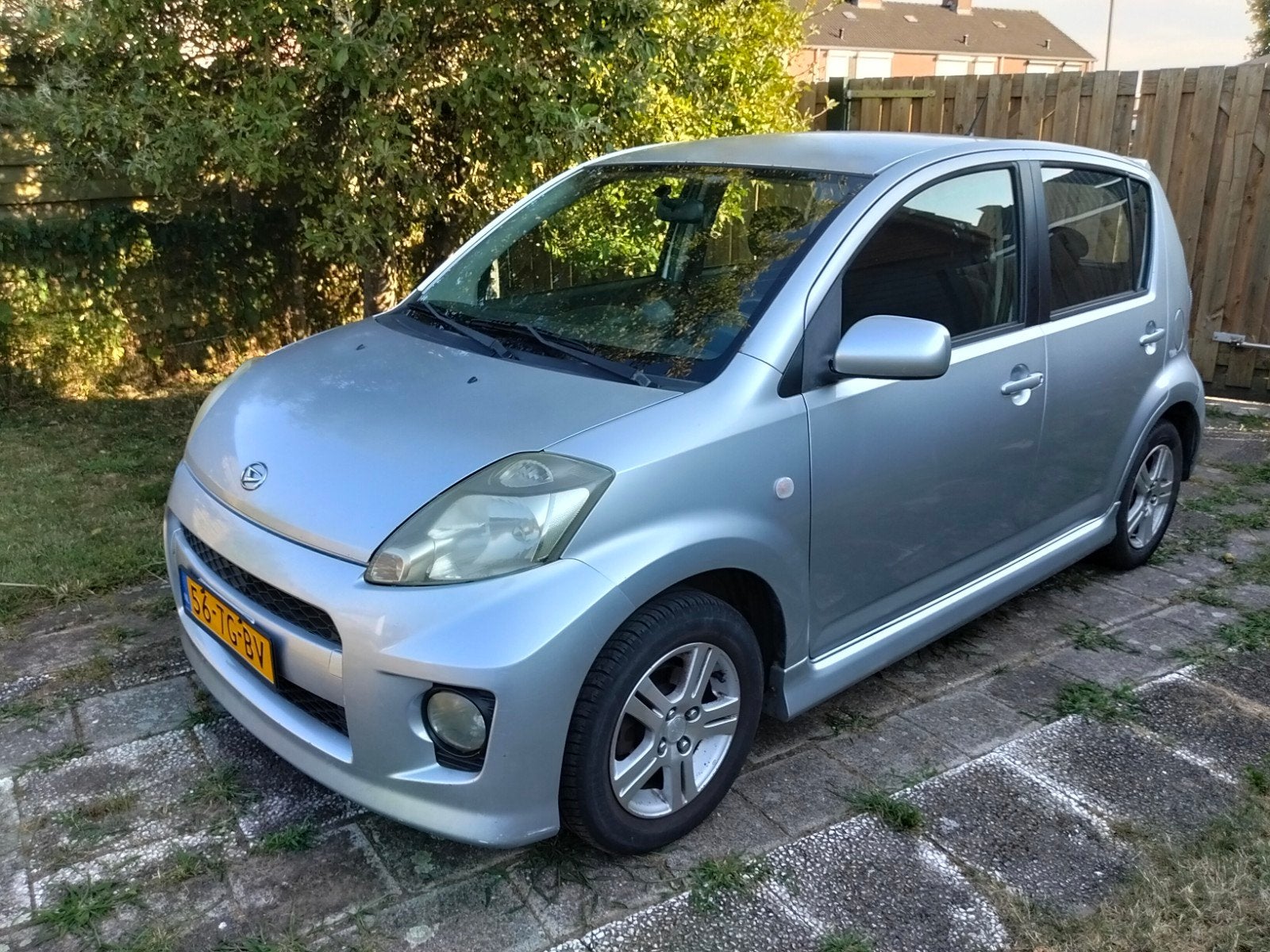 Unieke Daihatsu Sirion 1.3 4WD cruise control, Auto's, Daihatsu, Stof, 40 €/maand, Metallic lak, 4 cilinders