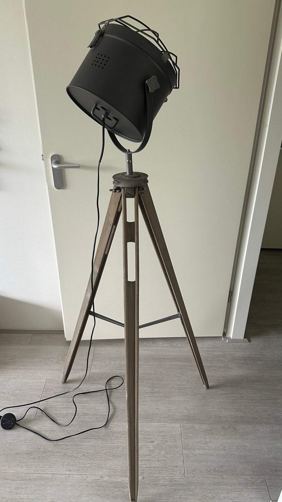 Industriële staande lamp met houten poten en metalen kap, Ophalen, E27 (groot), Zo goed als nieuw, Hout