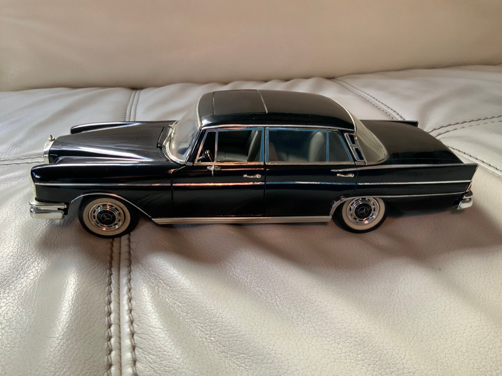 Revell Mercedes-Benz 300SE Diecast 1:18, Hobby en Vrije tijd, Ophalen of Verzenden, Zo goed als nieuw, Auto, Revell