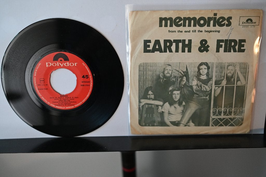 Single 1972 Earth & Fire  Memories - from the end till the ., Gebruikt, 7 inch, Ophalen of Verzenden, Beschermende buitenhoes