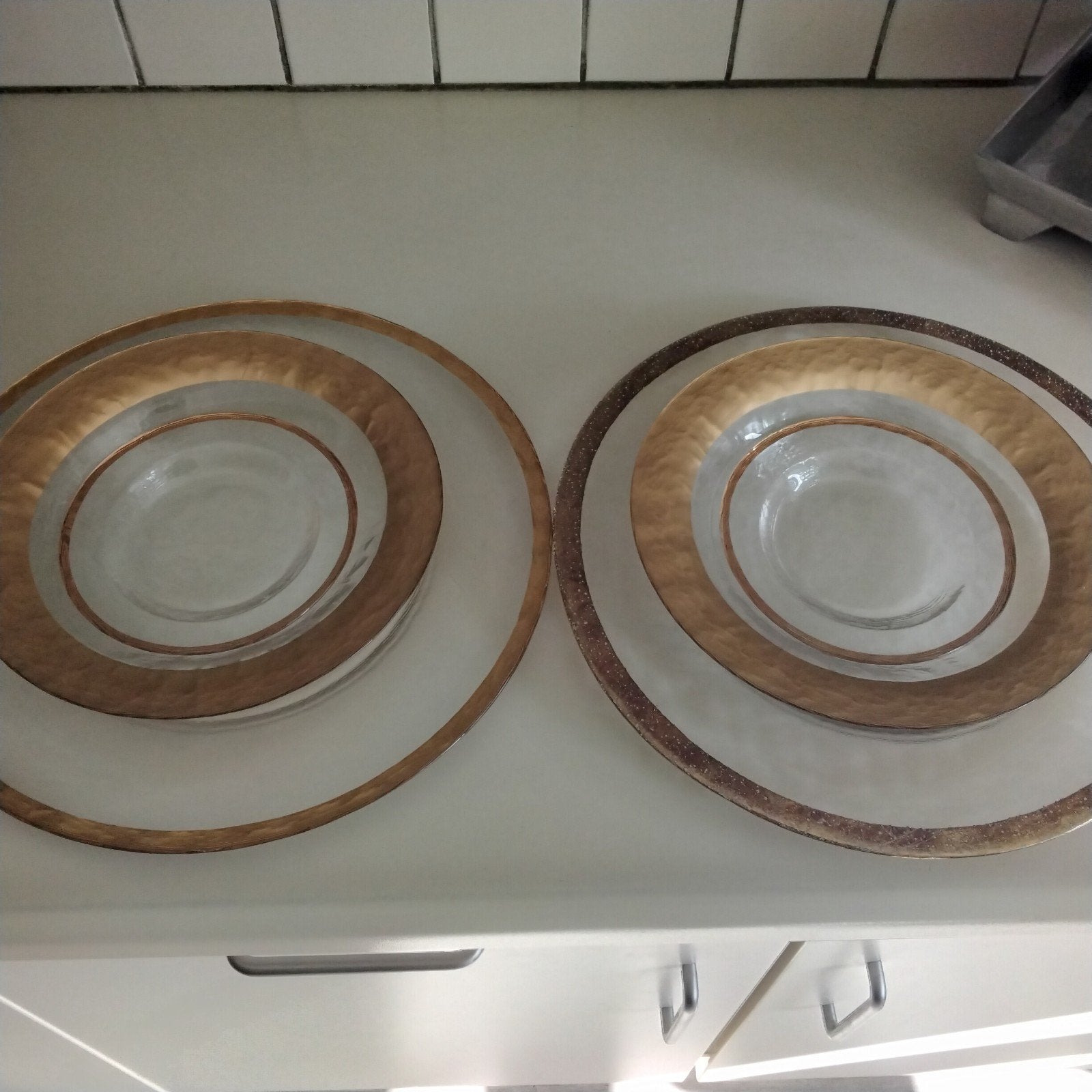 7 glazen borden met goudkleurige rand, Huis en Inrichting, Keuken | Servies, Ophalen of Verzenden, Glas, Overige stijlen, Bord(en)