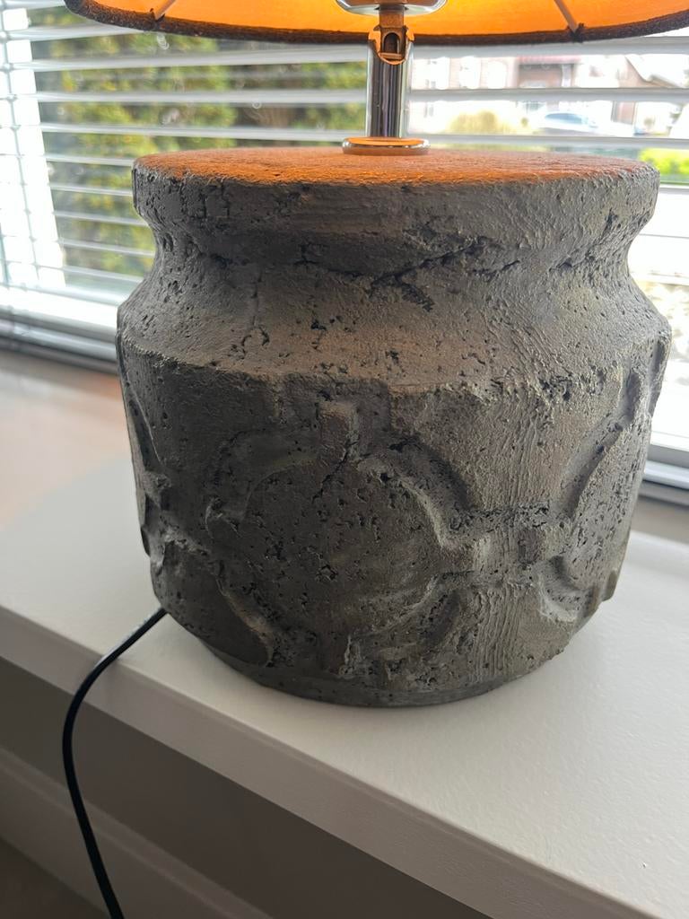 Industriële tafellampen PTMD: betonlook voet en zwarte kap, Huis en Inrichting, Lampen | Tafellampen, Ophalen, Zo goed als nieuw