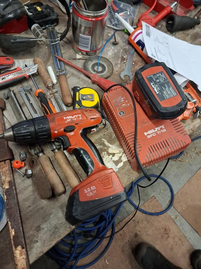 Hilti accuboormachine SF 121-A met lader en accu, Ophalen of Verzenden, Gebruikt, Minder dan 400 watt, Boor- en Schroefmachine