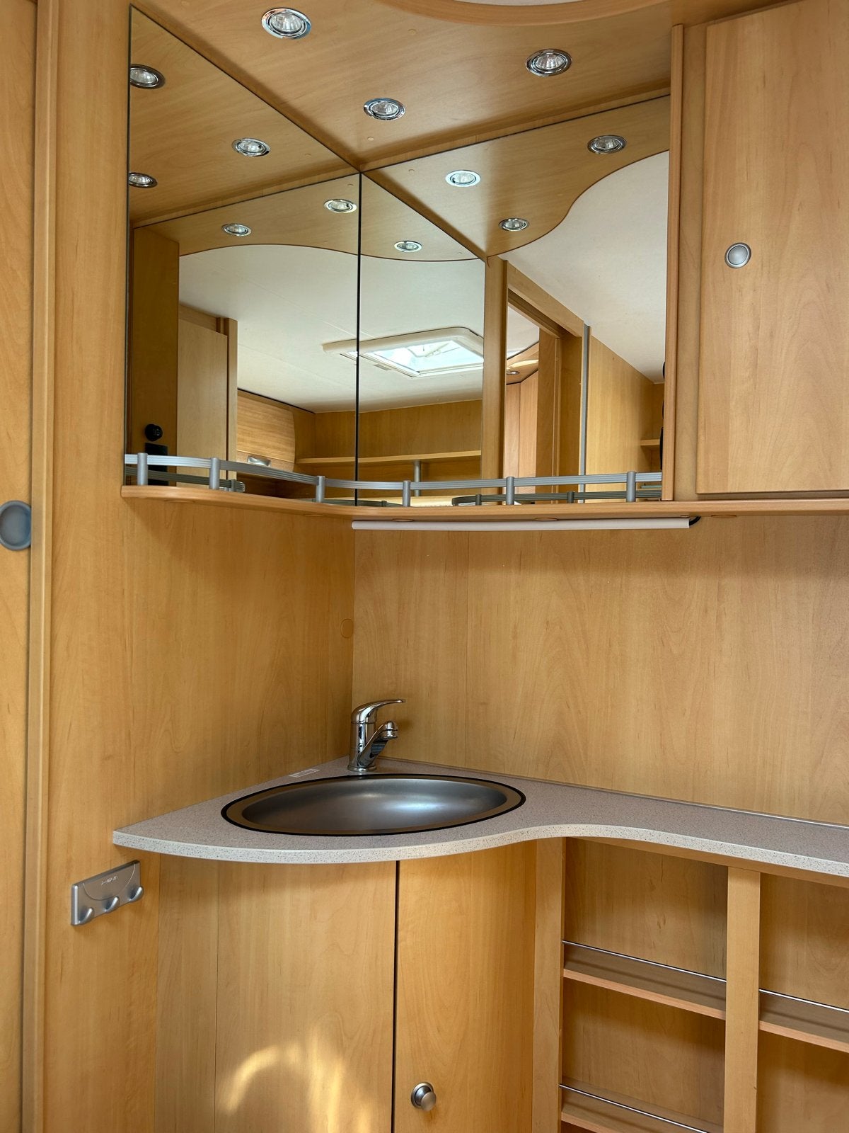 Dethleffs Camper: Ruime en complete caravan, Vast bed, Rondzit, Particulier, Dethleffs