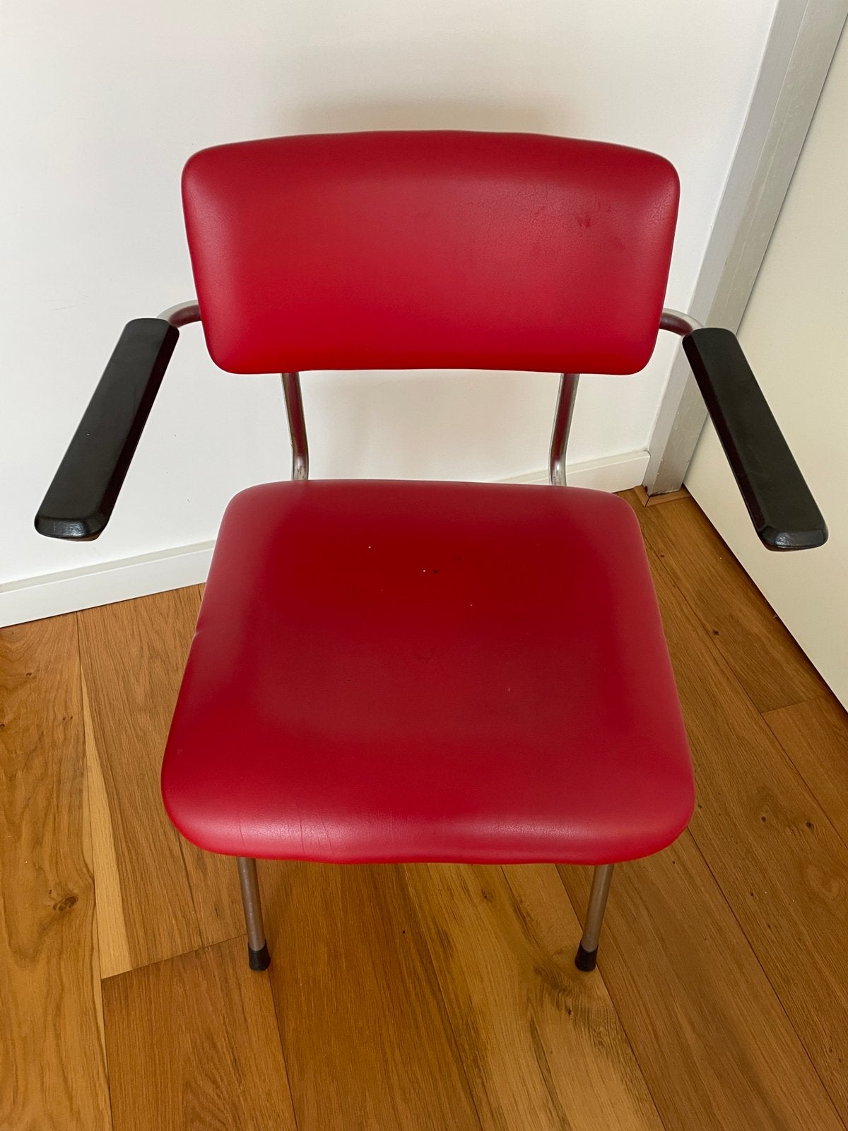 4x Gispen 1235 eetkamerstoelen rood skai zwarte armleuningen, Huis en Inrichting, Stoelen, Ophalen, Gebruikt, Metaal, Rood