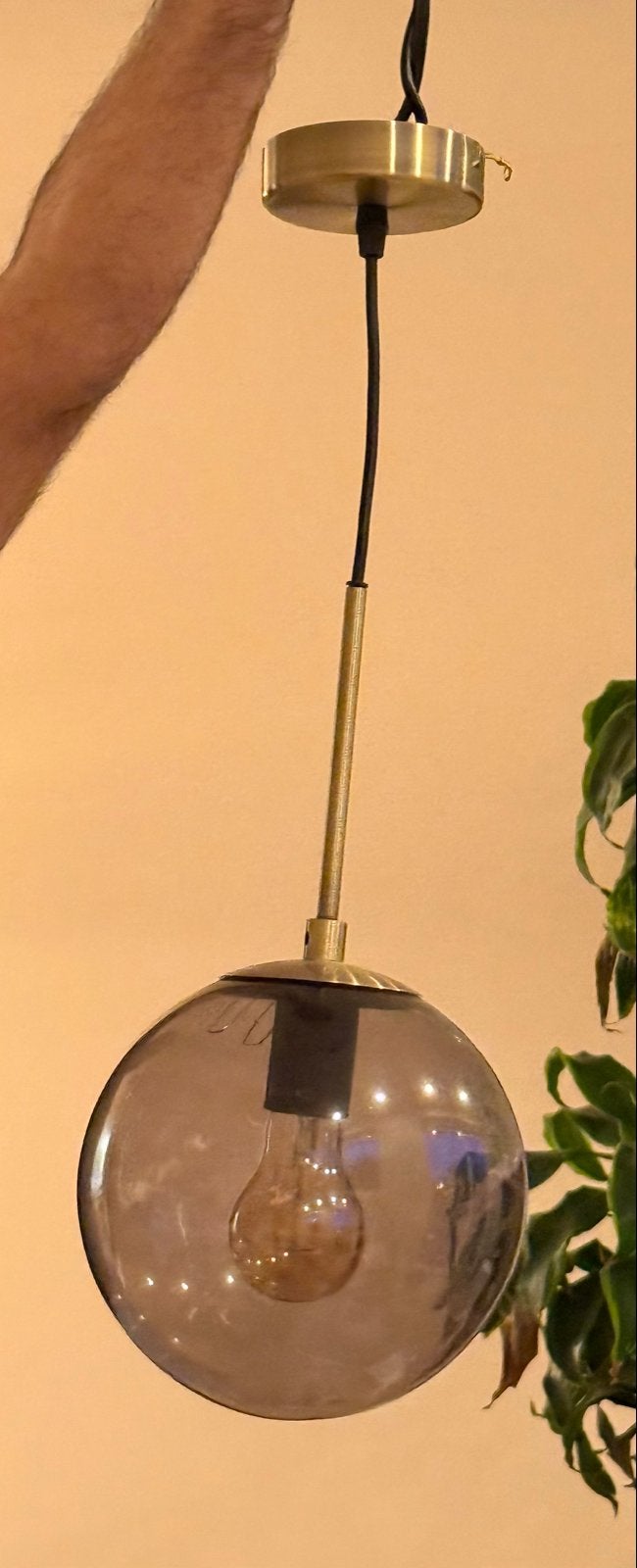2x Hanglamp Kwantum met glazen bol, Ophalen of Verzenden, Zo goed als nieuw, Glas, E27 (groot)