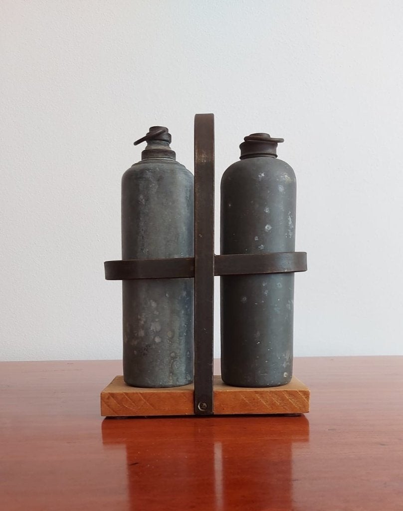Decoratief Brocante Flessenrek met Zinken Kruiken, Antiek en Kunst, Ophalen of Verzenden