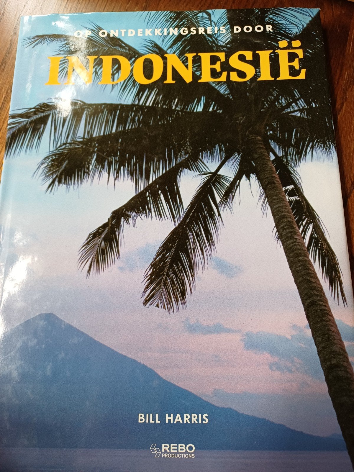 L18 Op Ontdekkingsreis door Indonesië - Reisgids Bill Harris, Overige merken, Bill Harris, Ophalen of Verzenden, Zo goed als nieuw