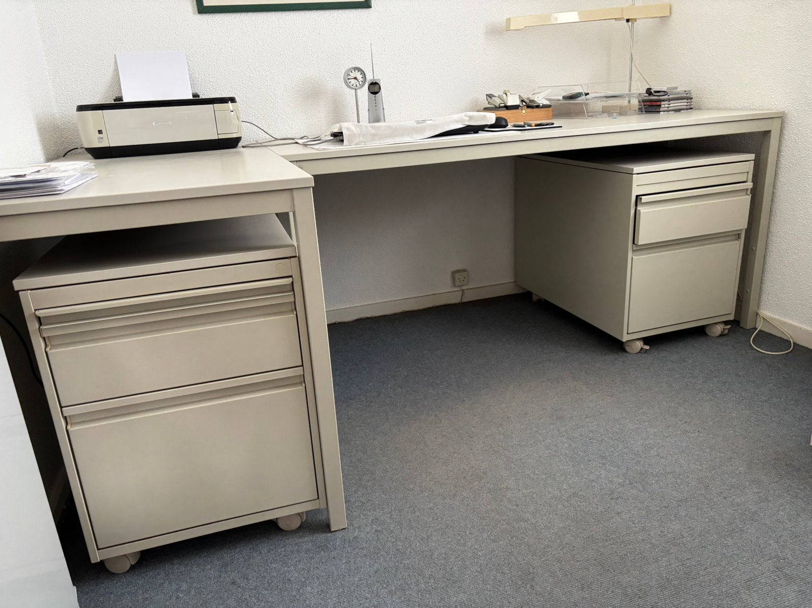 2 stalen bureau’s met 2 ladekastjes op wieltjes, Ophalen, Gebruikt, Grijs, Metaal
