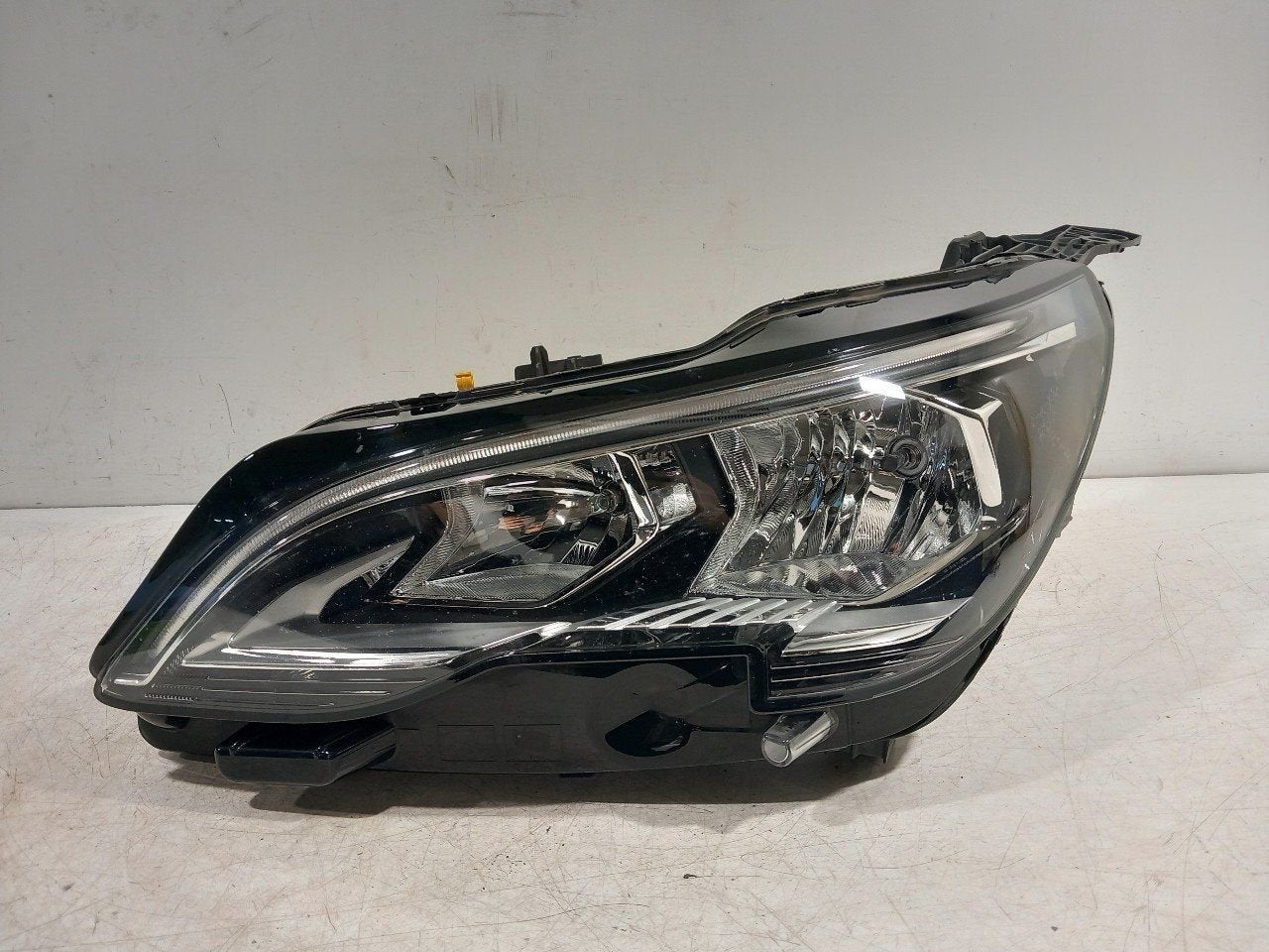Koplamp links Peugeot 3008, Auto-onderdelen, Onderdelen@venauto.nl, Van der Ven Autorecycling B.V., Gebruikt, Ettenseweg 76, 4706 PB Roosendaal, The Netherlands