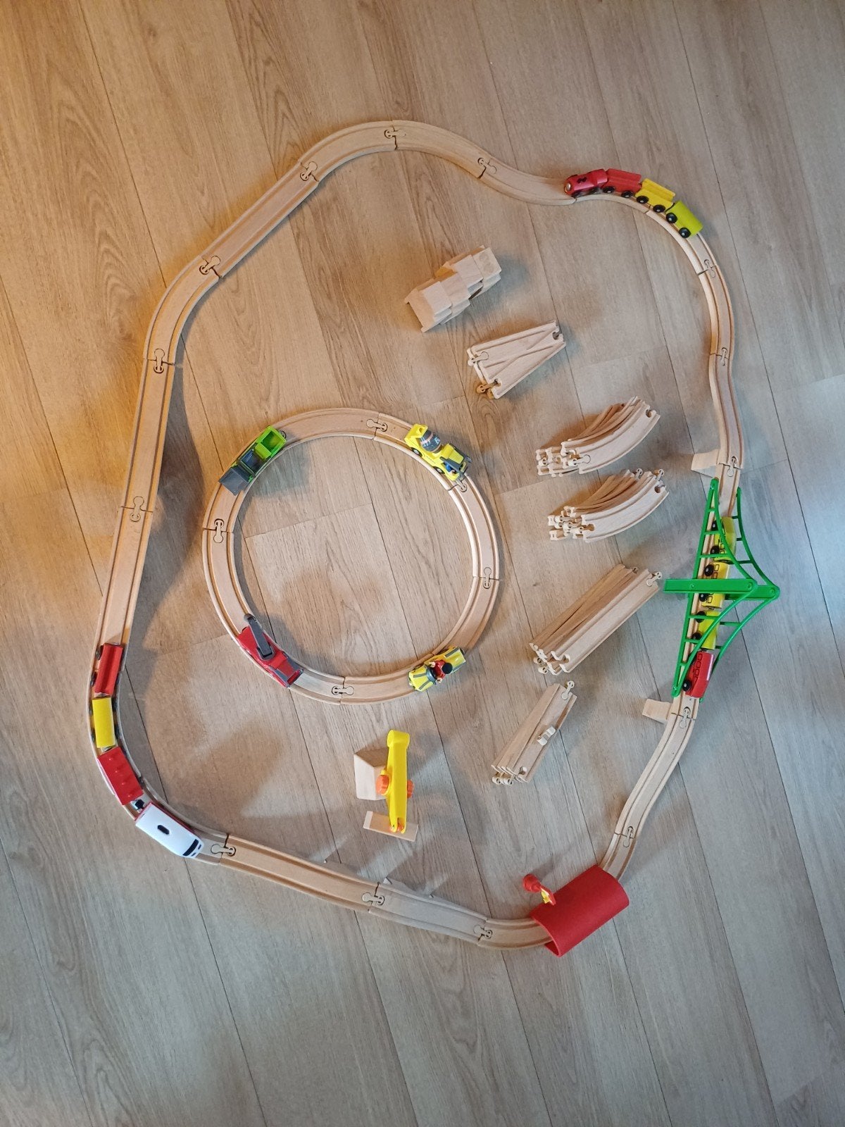 Houten treinbaan met diverse treinen en accessoires, Gebruikt, Zelf te bouwen, Handmatig, Ophalen