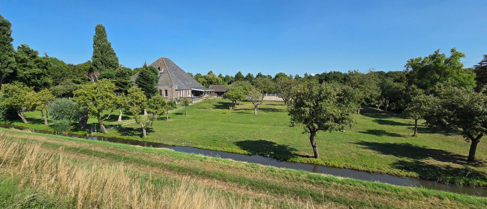 Woonboerdij met extra vrijstaand huis (eigen nummer), Huizen en Kamers, Huizen te koop, Vrijstaande woning, 9 kamers, 1500 m² of meer
