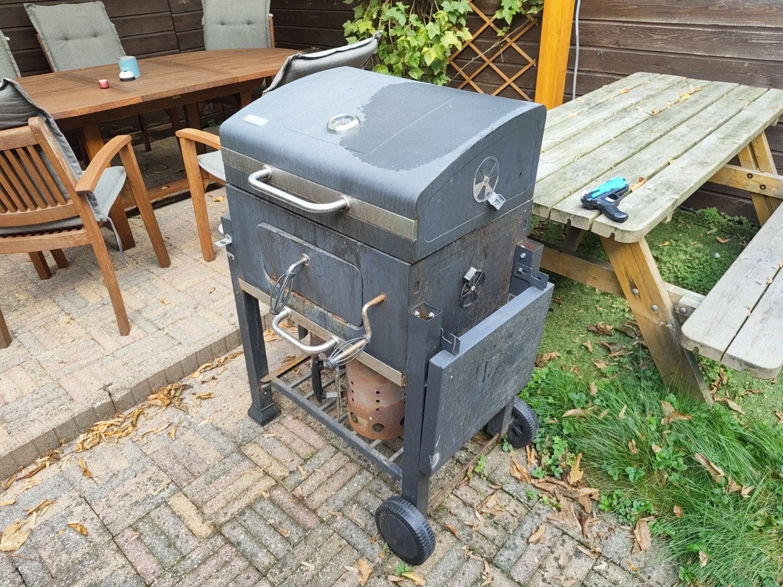 Gebruikte barbecue op wielen