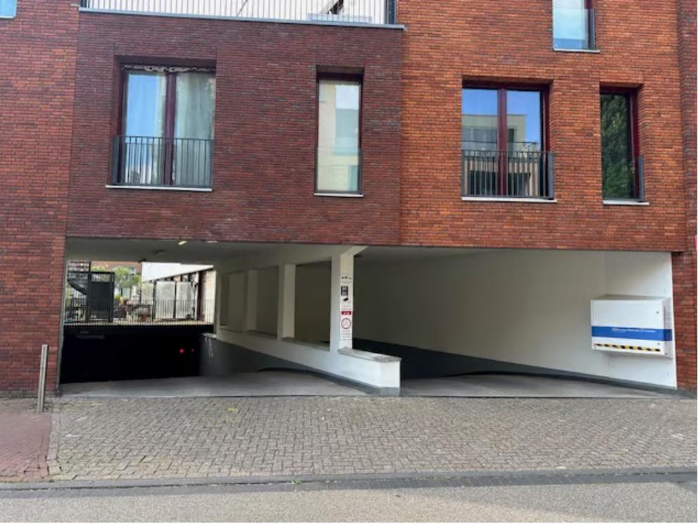 Beveiligde garage (parkeerplaats) in centrum van Nijmegen, Huizen en Kamers, Garages en Parkeerplaatsen, Gelderland