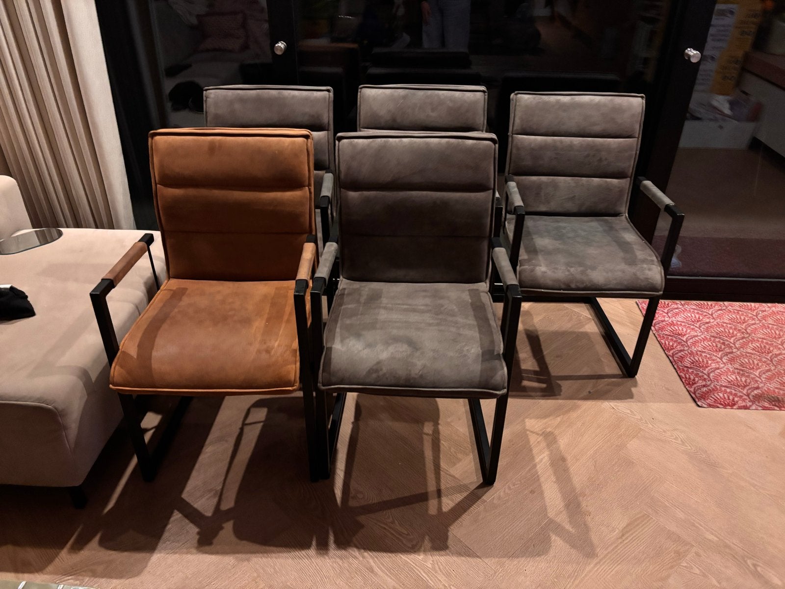 6 eetkamerstoelen, waarvan 2 cognac en 4 grijs, Huis en Inrichting, Ophalen, Gebruikt, Overige kleuren, Stof