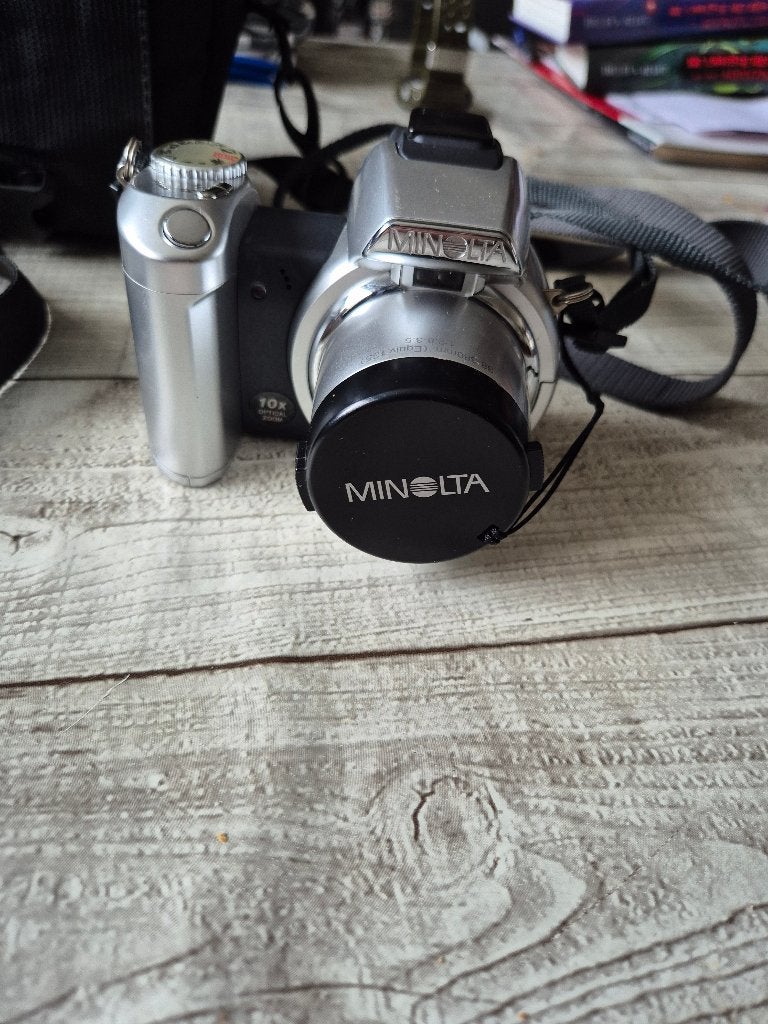 Minolta fotocamera met fotocameratas camertas, Ophalen, Zo goed als nieuw, Minolta, Geen optische zoom
