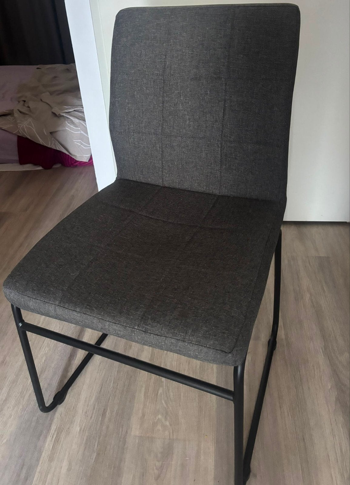 4 stoelen eetkamer JYSK eetkamerstoelen Grijs / zwart, Ophalen, Zo goed als nieuw, Stof, Vier