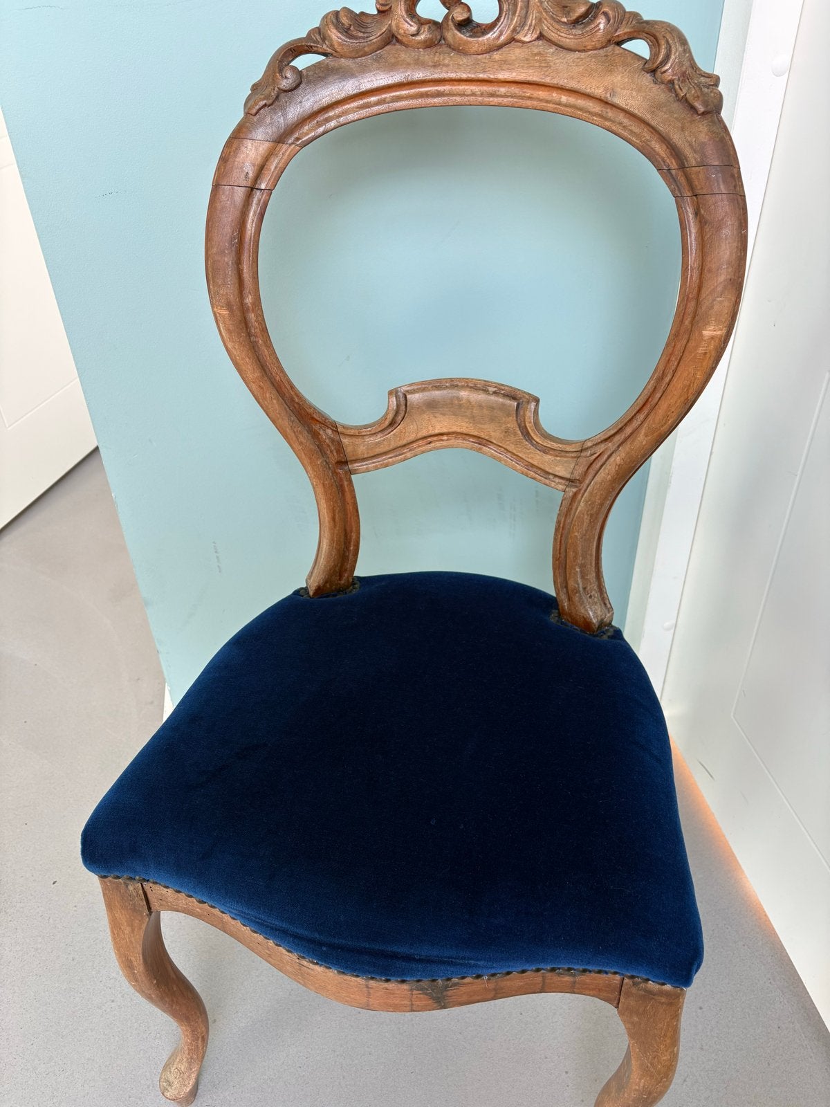 Antieke gekke stoel met blauw fluwelen zitting, Ophalen of Verzenden