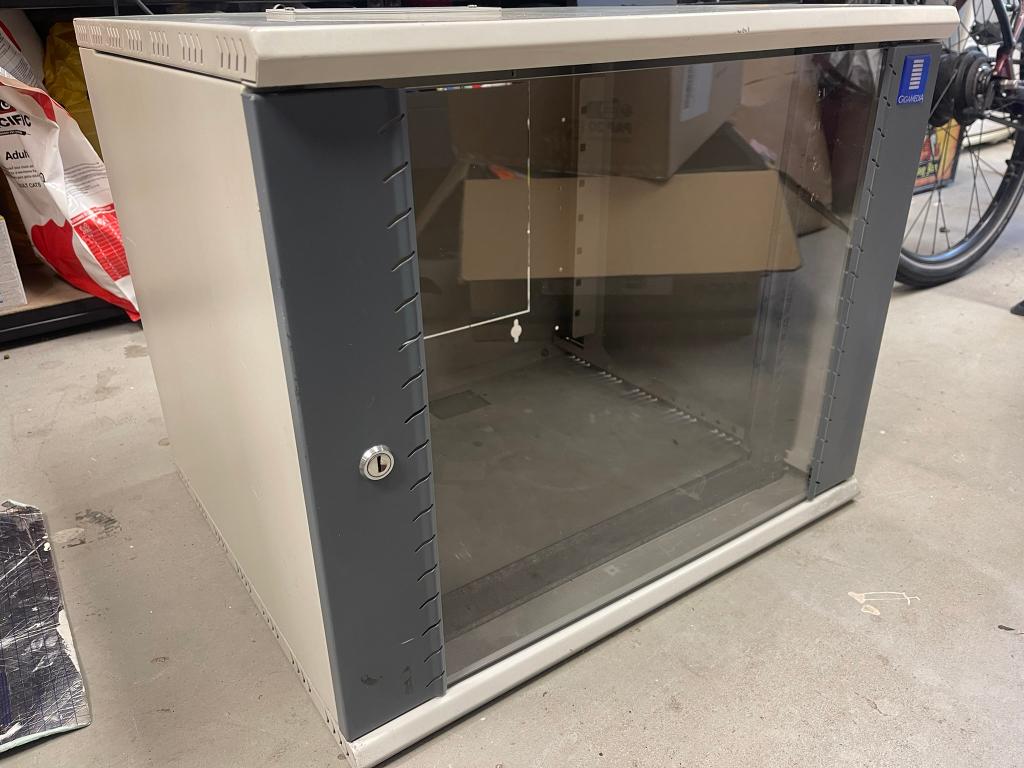 Patchkast 9U GigaMedia, Computers en Software, Serverkasten, Gebruikt, Glas, Plaatstaal, Ophalen