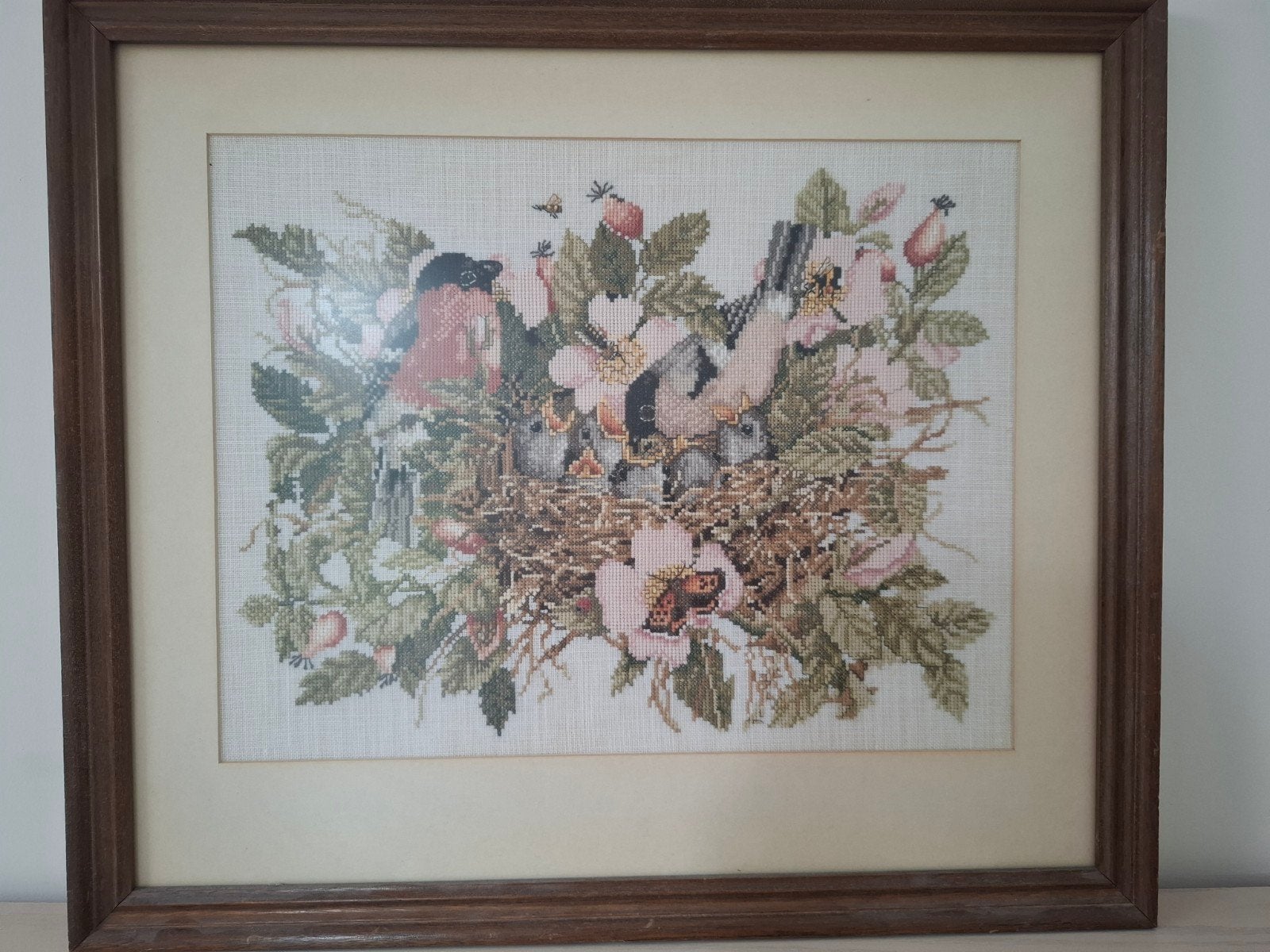 Mooi geborduurd tafereel met vogels en bloemen in lijst, Ophalen of Verzenden, Gebruikt, Minder dan 50 cm, Overige typen
