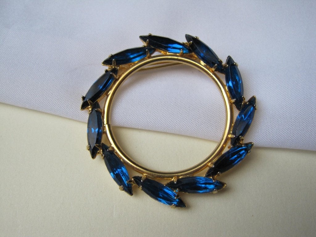 Broche cirkel blauwe heldere stenen 5.0 cm, Met kristal, Overige materialen, Zo goed als nieuw, Verzenden