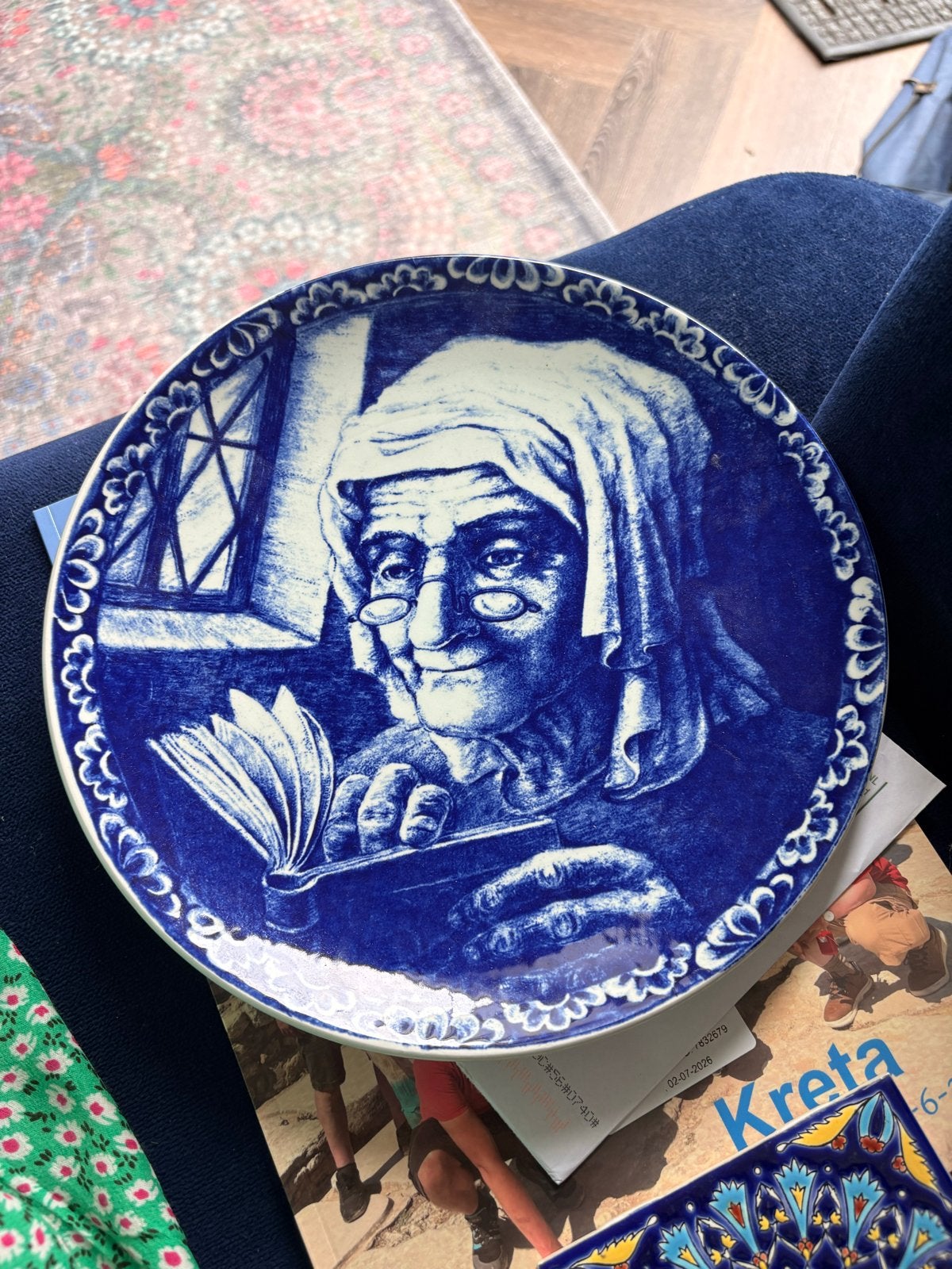Oud Delfts Boch bord: Lezende Oude Vrouw, Ophalen
