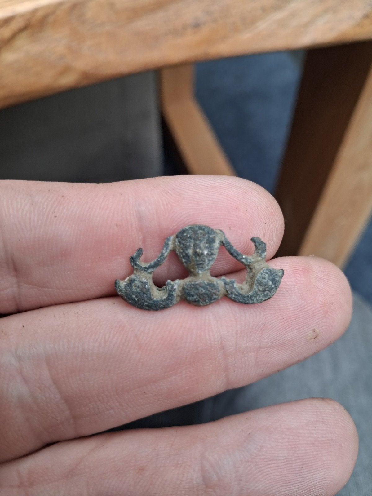 Unieke Betuwse Bodemvondst: Medusa Fibula met Dolfijnen, Ophalen of Verzenden