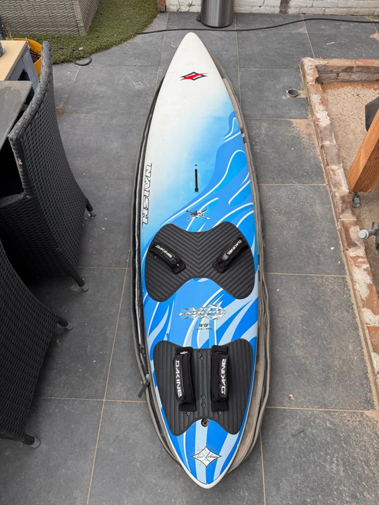 Windsurfplank NAISH Enduro Freeride 275 / 105L, Watersport en Boten, Windsurfen, Gebruikt, Plank, Naish, 250 tot 300 cm, Met voetbanden